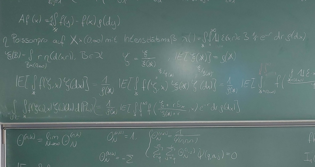 Stochastische Formeln auf zwei grünen Tafeln.