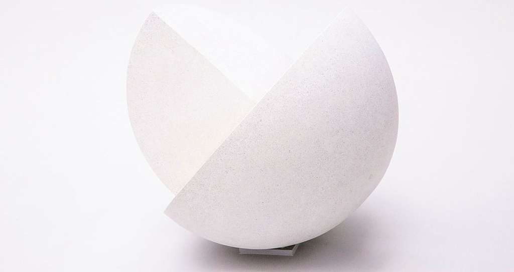 Eine der fünf halben Kugeln von Max Bill