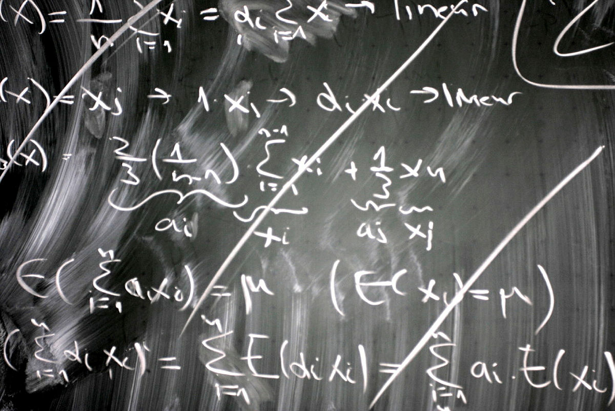 Mathematische Formeln und Gleichungen an einer Tafel